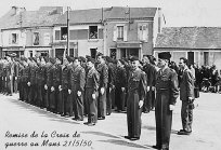 Remise de la croix de guerre au Cl Saint UPERY par le Gnral De LATTRE le 21/05/1950